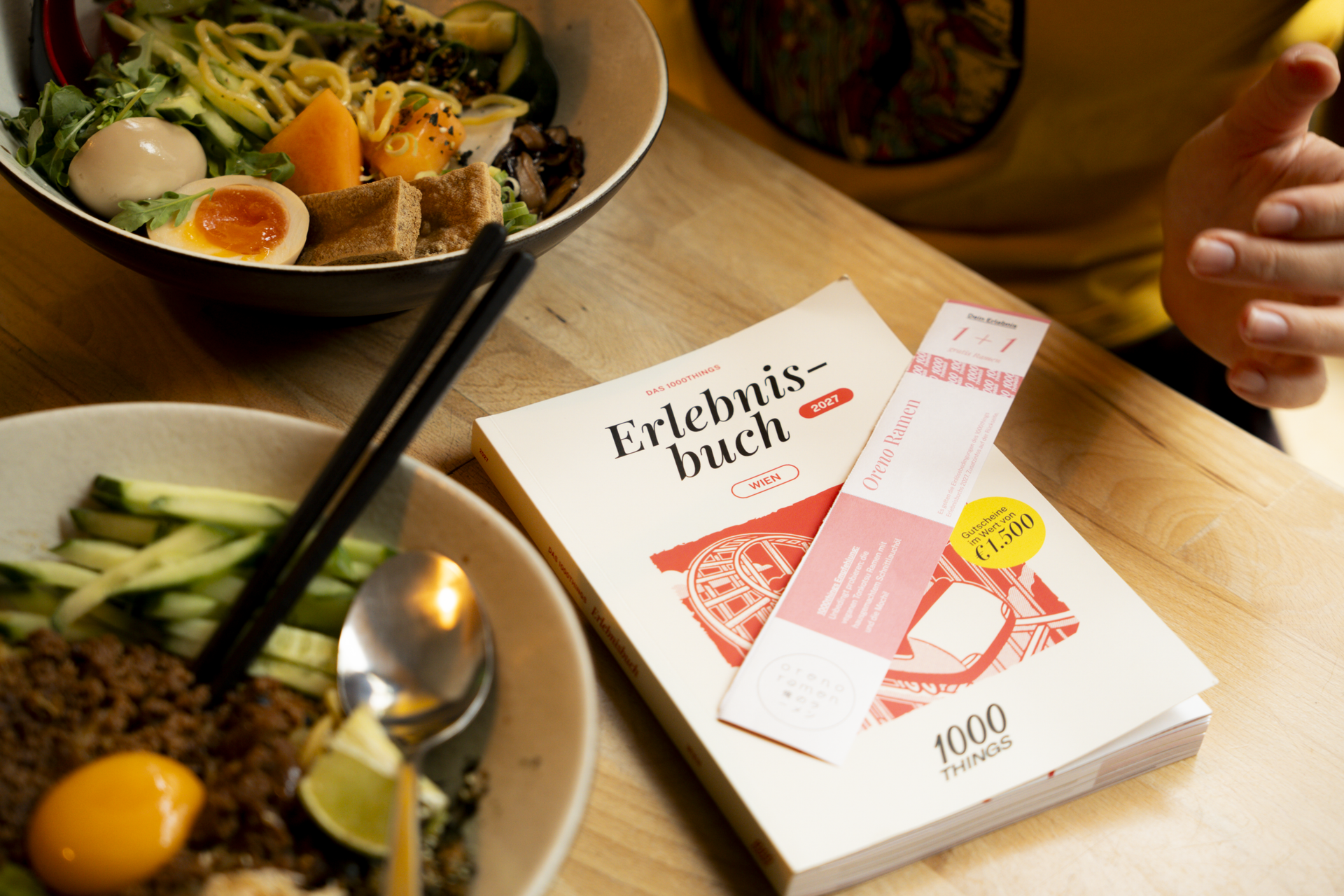 Das 1000things Erlebnisbuch Wien 2027 neben Ramen von Oreno Ramen