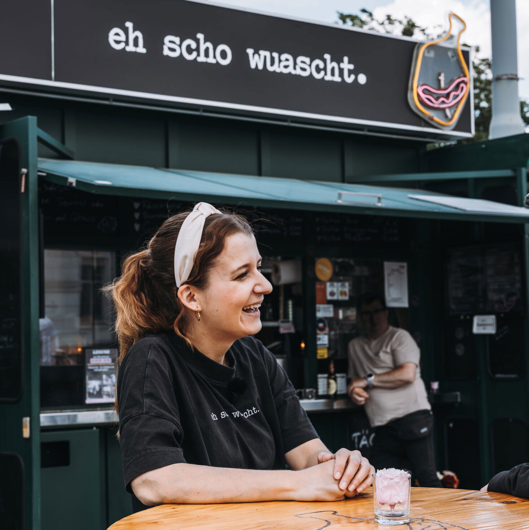 1000things Community Awards 2026: eh scho wuascht. Würstelstand beim Zentralfriedhof