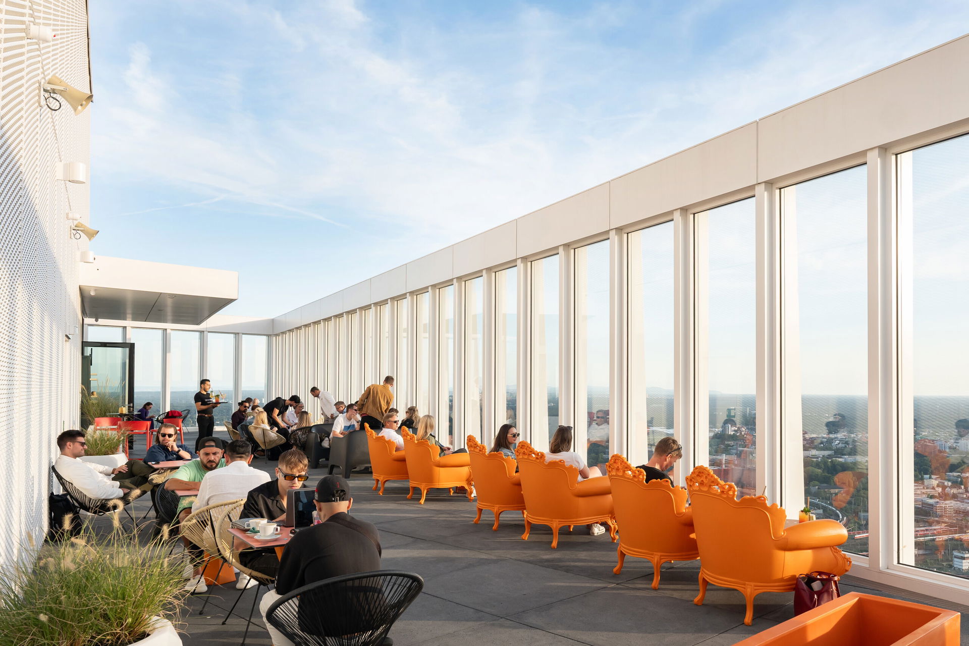 Die Dachterrasse der NFT Skybar in Frankfurt