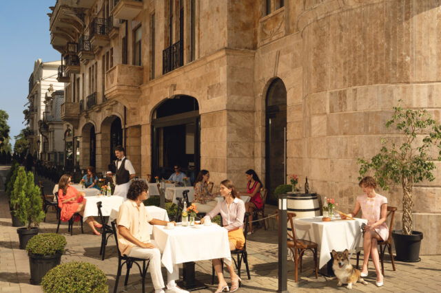 Menschen sitzen in der Altstadt von Batumi in einem Lokal