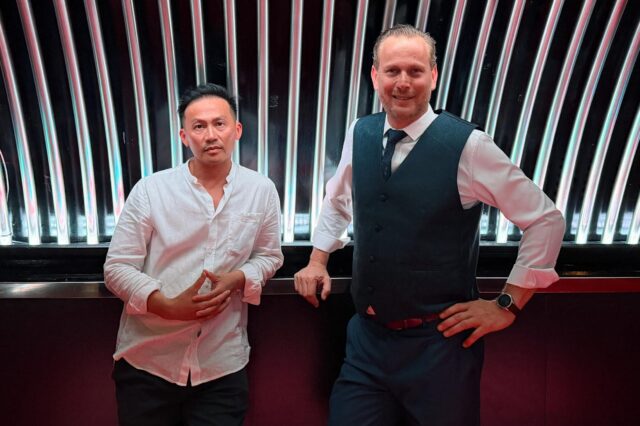 Ja-Duc Phan und Helmut Frank stehen in ihrem Club Take Five in Kitzbühel