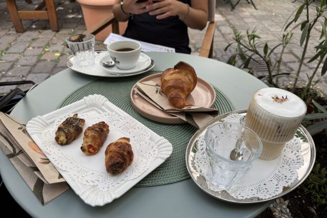 Snacks und Cafés stehen am Tisch im Gastgarten des Klein Gräfin Bistros in Wien