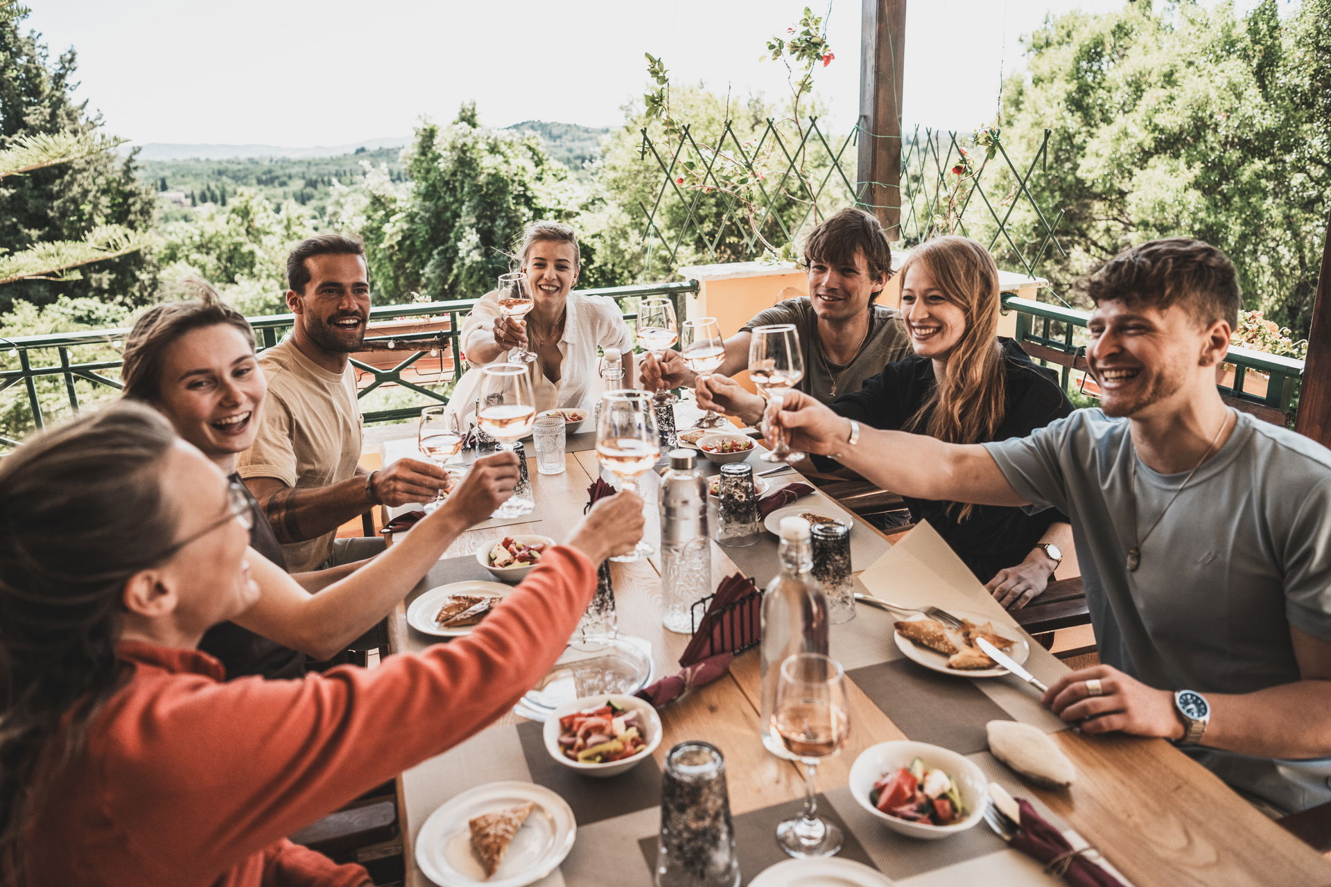 Personen auf einer Gruppenreise essen gemeinsam