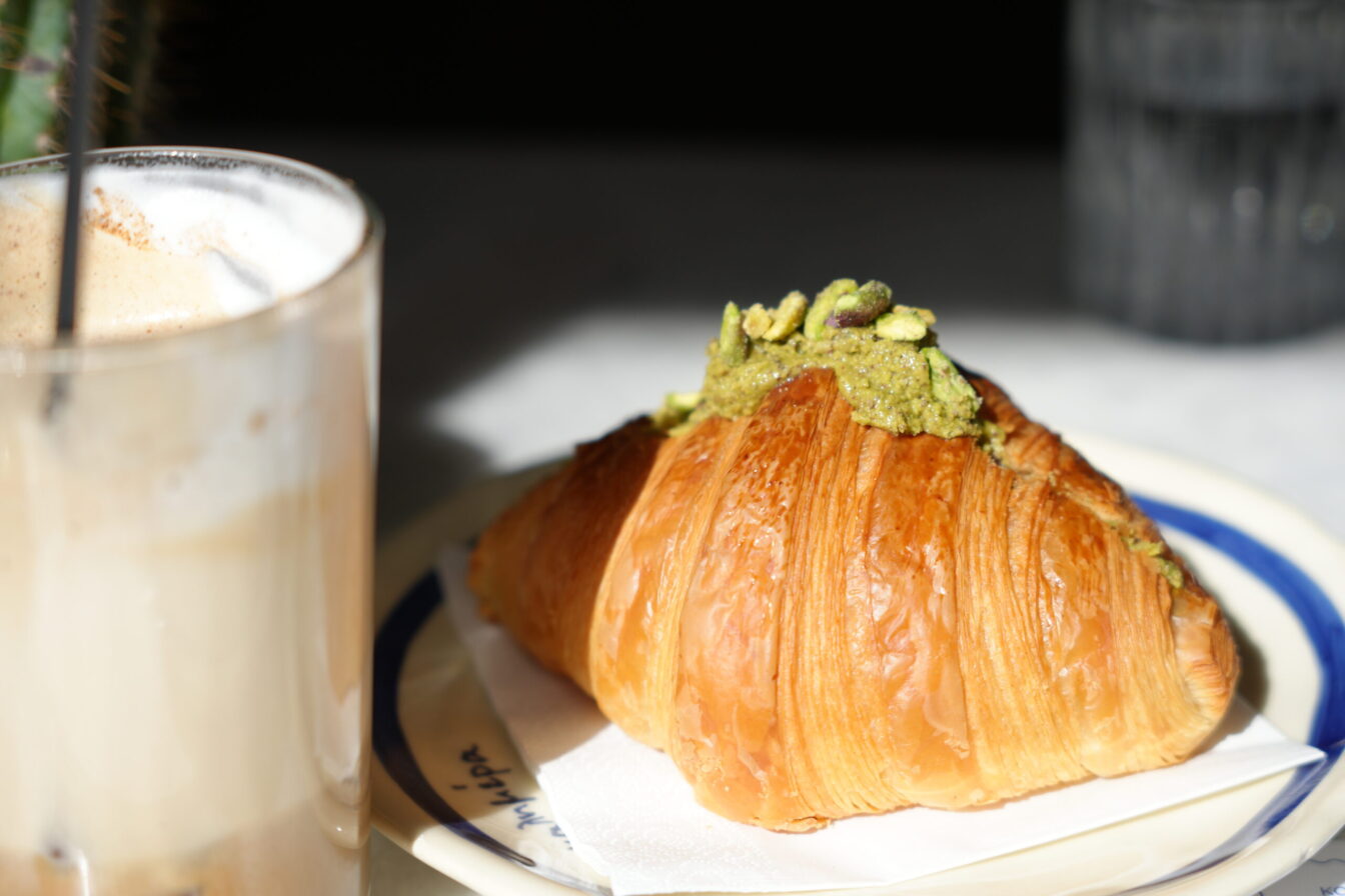 1000things Community Awards: Pistazien-Croissant im Frühstückslokal Onos in Glockenbach in München