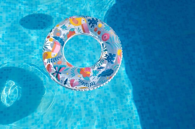 Längere Öffnungszeiten Freibäder Wien: Wasserreifen in einem Wasserbecken