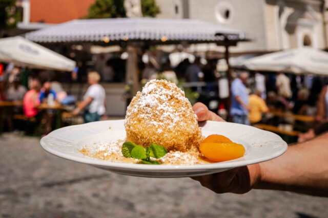 Marillenknödel beim Spitzer Marillenkirtag in Niederösterreich