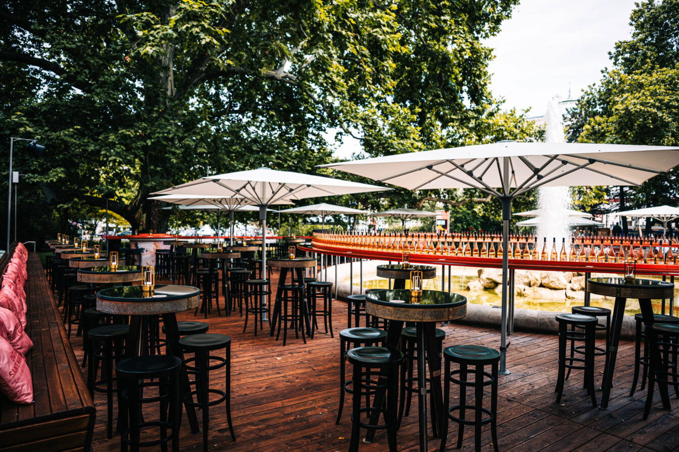 Sitzgelegenheiten und Sonnenschirme der Kleinod Prunkstück Sonnendeck Pop-up Bar im Wiener Rathauspark