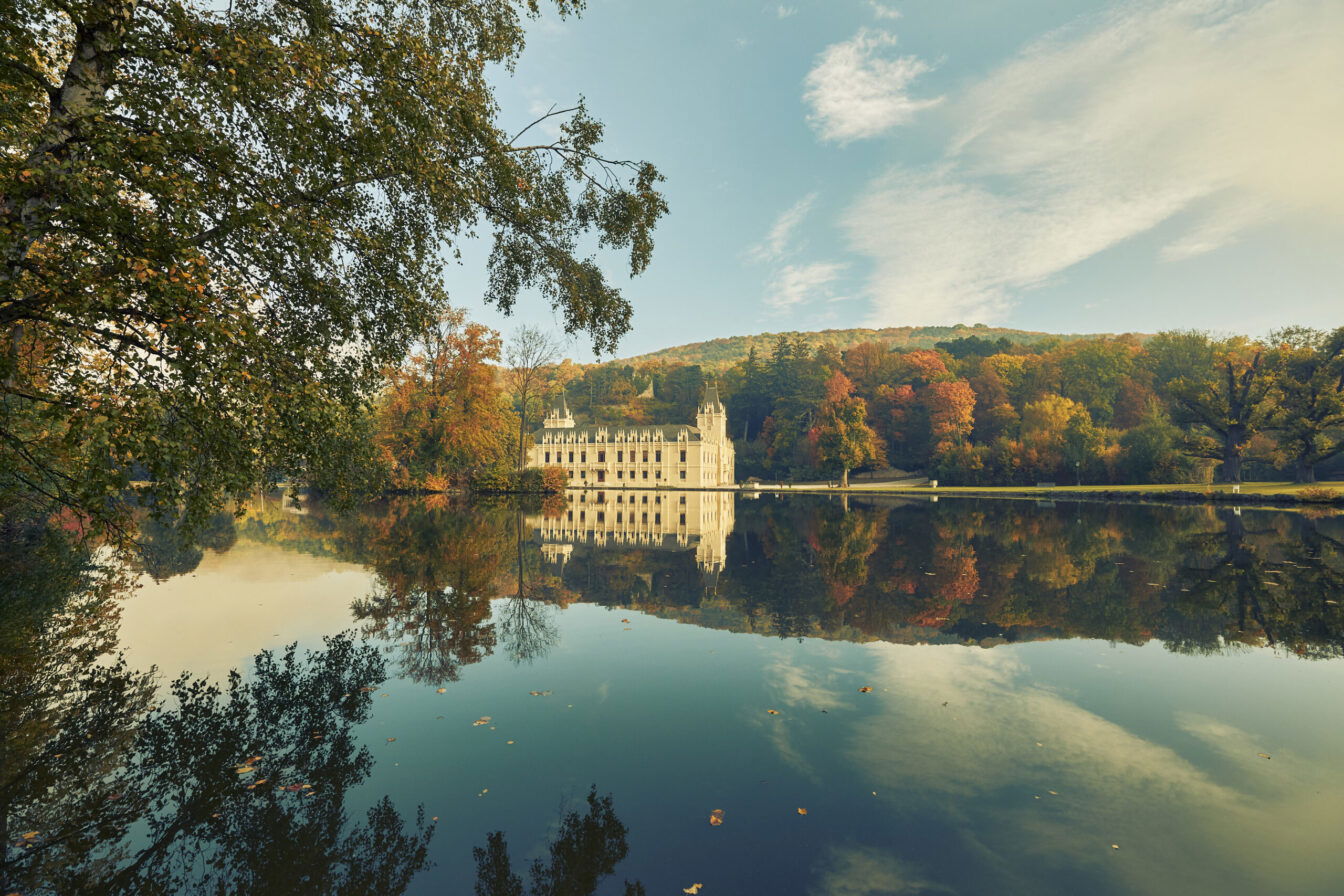 Blick auf Schloss Hernstein im Triestingtal im Wienerwald