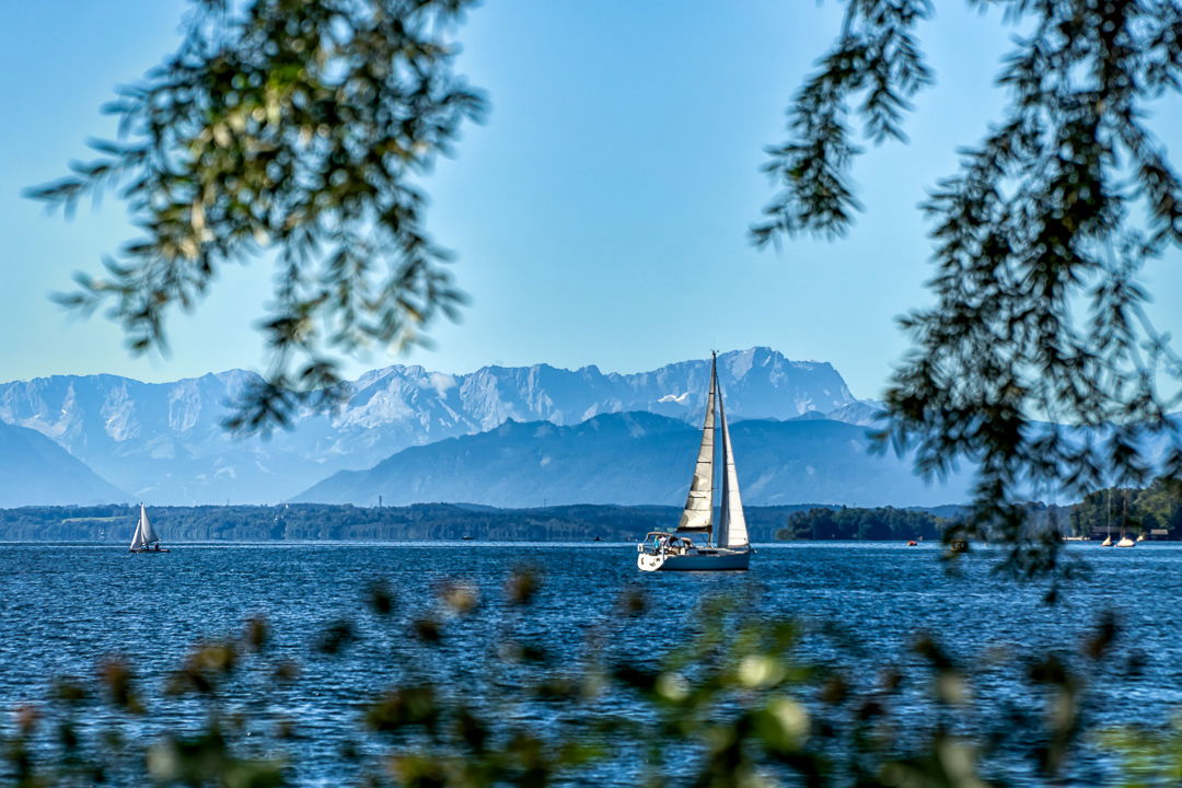 Am Starnbergersee gibt es Wassersport, Badeplätze und Bootsverleihe zum Segeln. 