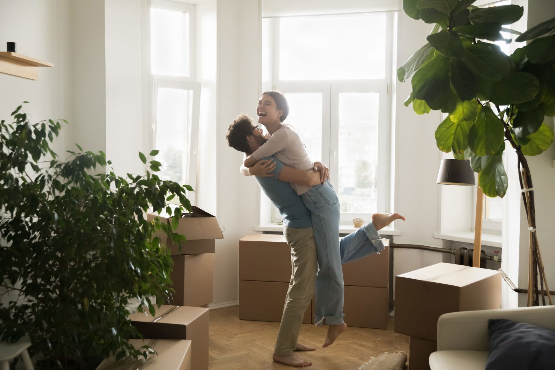 Zwei Personen umarmen sich in ihrer neuen Wohnung