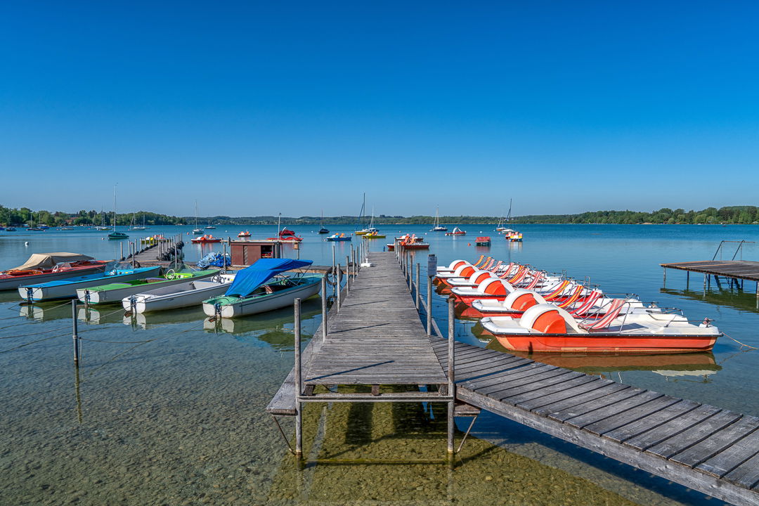 Der Wörthsee ist ein beliebter Badesee rund um München, der auch ganz einfach mit öffentlichen Verkehrsmitteln zu erreichen ist.