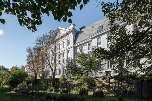Blick auf die Südfassade des KLP Gebäudes in Wien