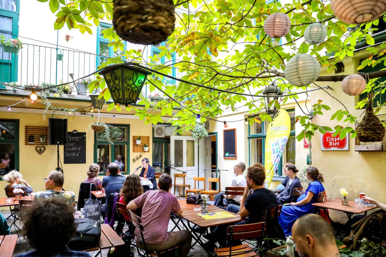 Bei der Literaturmeile Zieglergasse verwandelt sich der 7. Bezirk in Wien zum Treffpunkt für Literatur, Lesungen, Konzerte und Workshops.