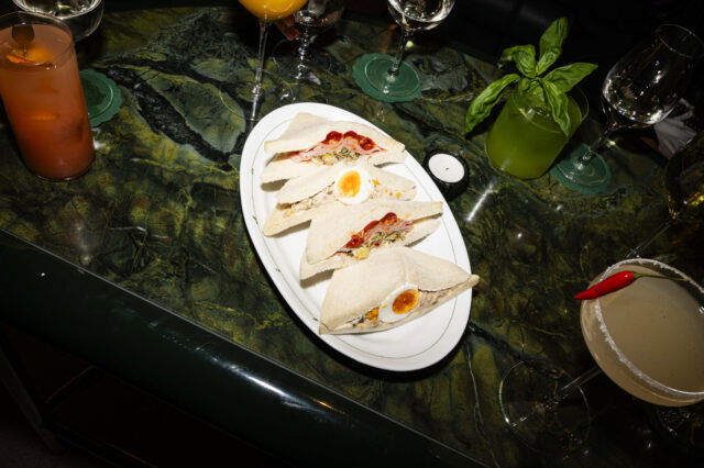 italienische Snacks und Cocktails stehen auf einem Tisch im Lokal Lido - Bar e Cicchetti in Wien