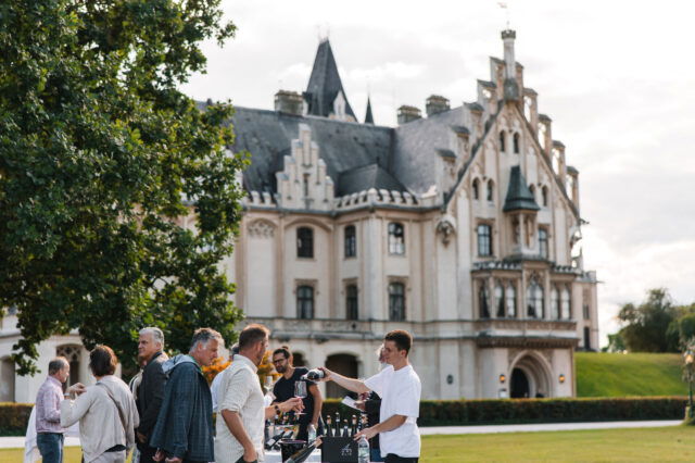 vor dem Schloss Grafenegg in Niederösterreich findet eine Weinverkostung statt