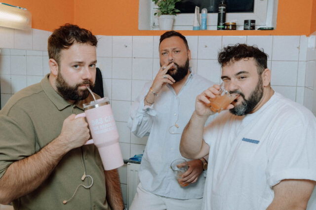 Die Podcaster Robin, Marco und Felice von "Das Café am Rande der Freundlichkeit"