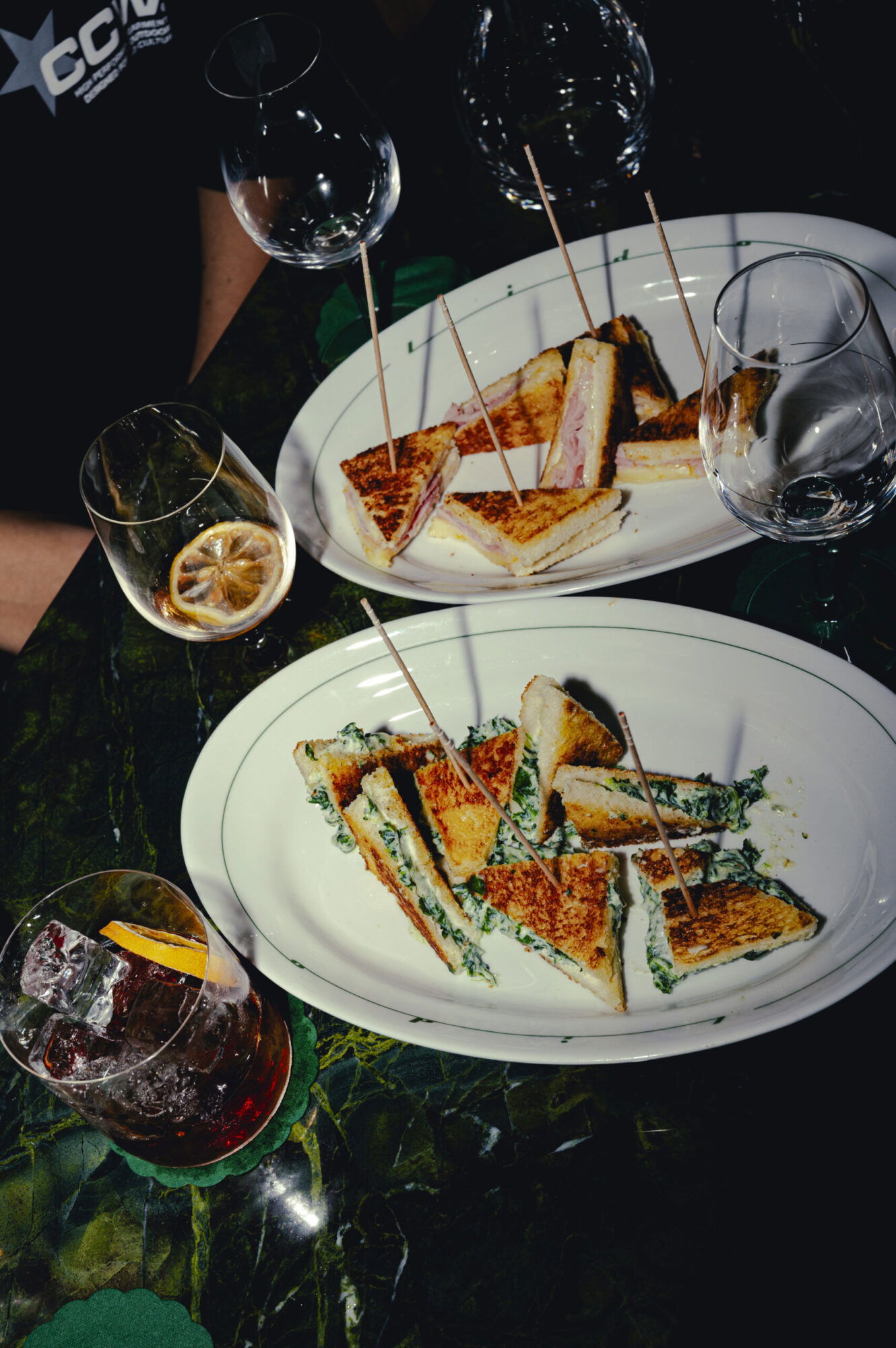 italienische Snacks und Cocktails stehen auf einem Tisch im Lokal Lido - Bar e Cicchetti in Wien