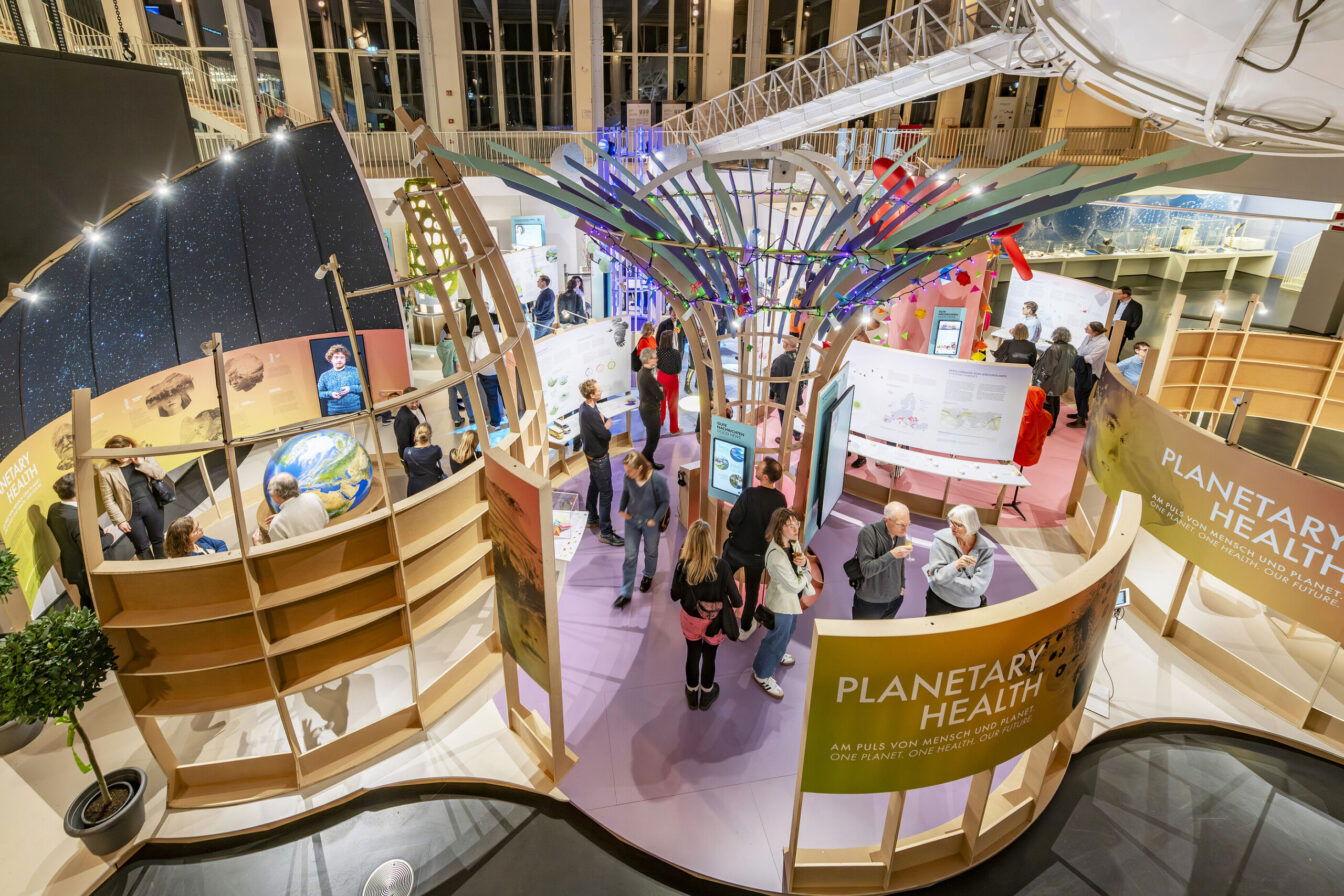 Die Ausstellung Planetary Health im Deutschen Museum München rückt den Klimawandel sowie Zukunftsperspektiven in den Fokus.