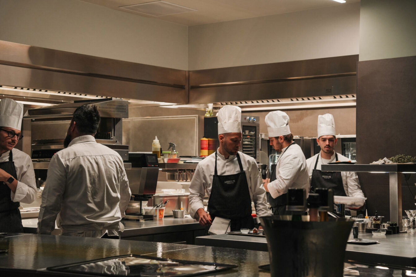 Im Harry's Piccolo in Triest kann man durch die Open Kitchen die Kochkünste der Sterneköche mitverfolgen.