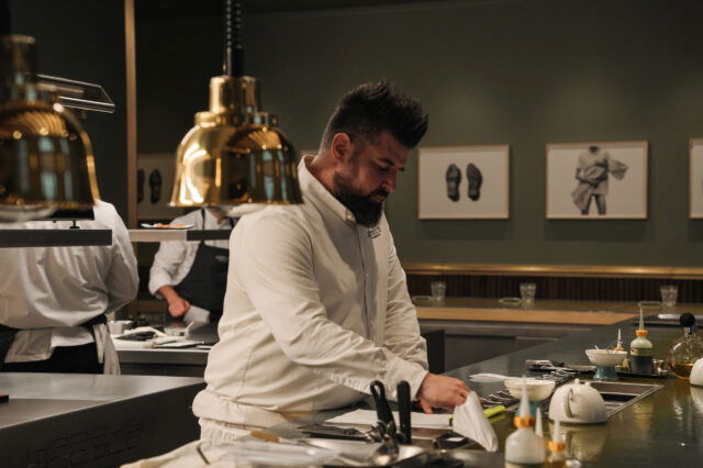 Davide de Pra, 2-Sterne-Chefkoch in Triest, kocht im Harry's Piccolo gemeinsam mit Matteo Metullio 7 Gänge.