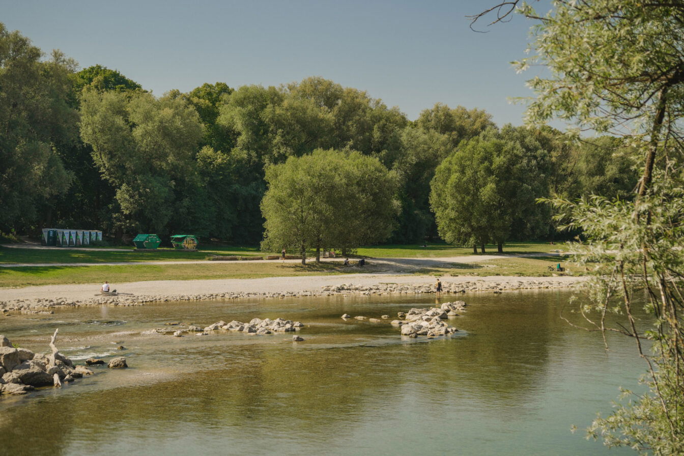 Zwischen Reichenbachbrücke und Wittelsbacherbrücke an der Isar in München gibt es zahlreiche schöne Badestellen.