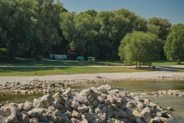 An der Isar rund um die Reichenbachbrücke gibt es zahlreiche schöne, naturnahe Badeplätze zum Schwimmen und Sonnen.