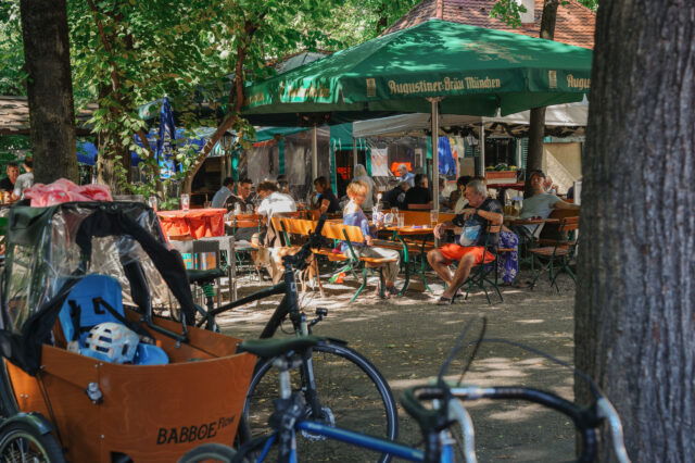 Am Elisabethmarkt in Schwabing in München gibt es zahlreiche Standl mit Gemüse, Käse, Wein, Kaffee und Fisch.