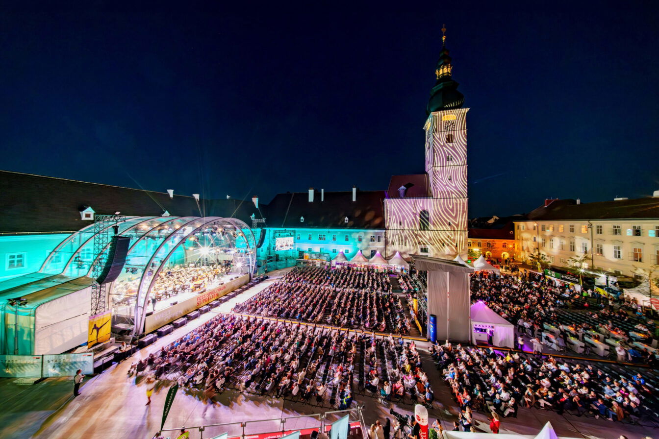 Blicke auf die Bühne mit Publikum beim Domplatz Open Air in St. Pölten
