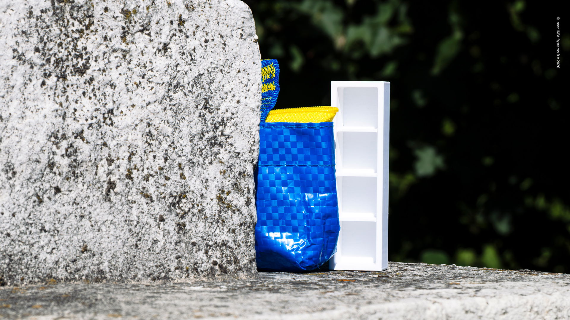 IKEA Frakta Tasche versteckt hinter einem Stein