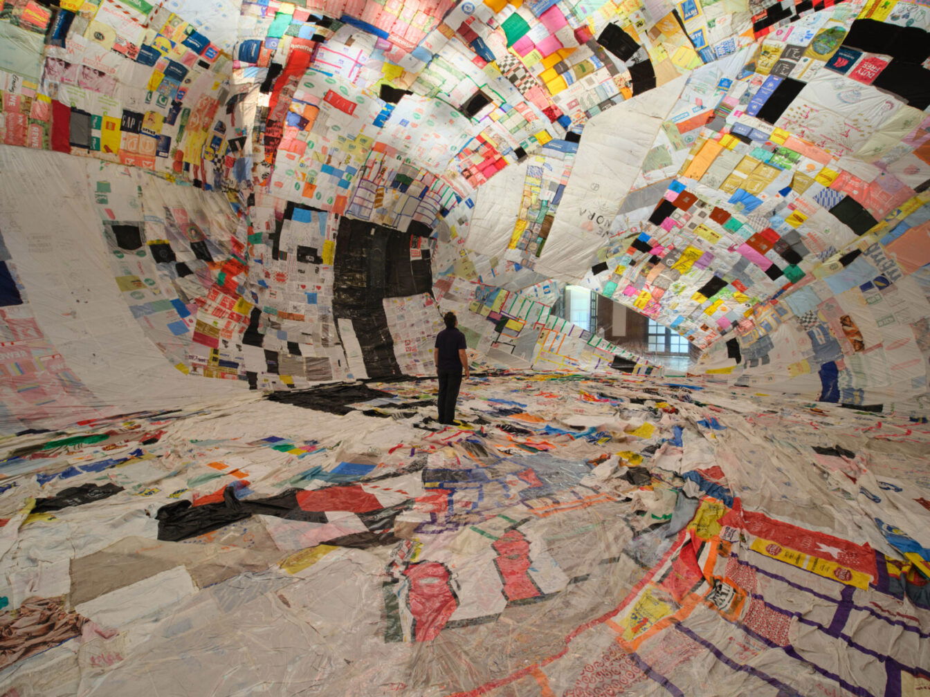 Im Haus der Kunst in München findet aktuell noch die Ausstellung von Tomas Saraceno statt.