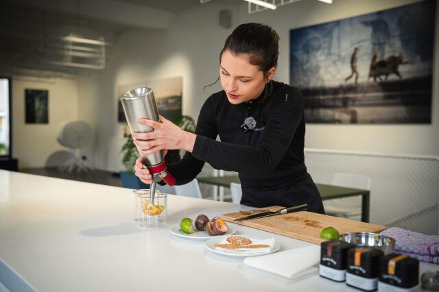 Jaimy Reisinger macht ein Dessert