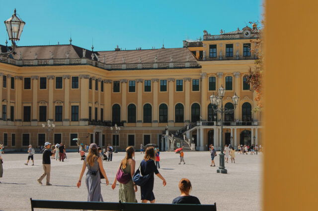 Tourist*innen im Schloss Schönbrunn