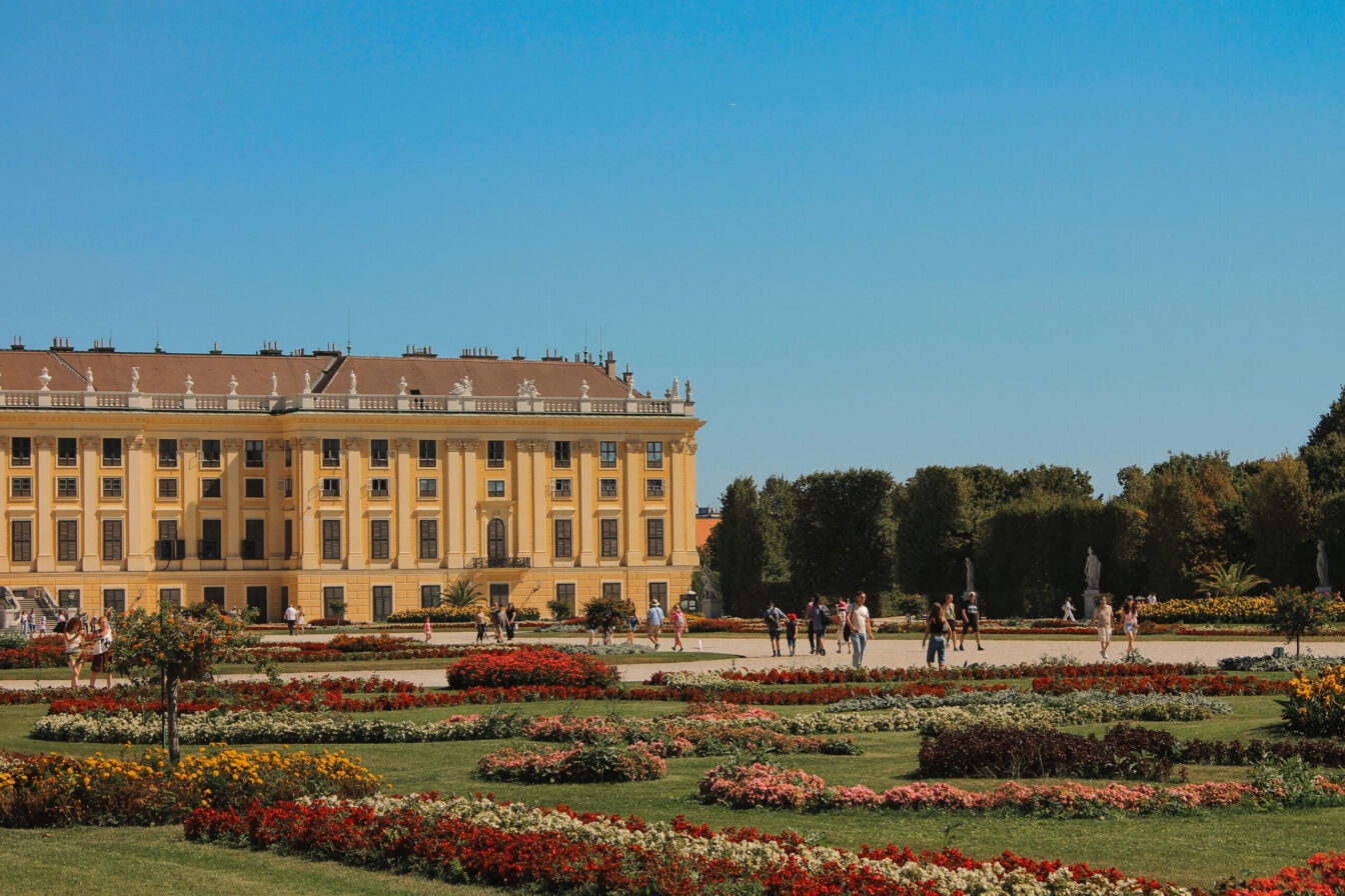 Schloss Schönbrunn mit Blumen davor
