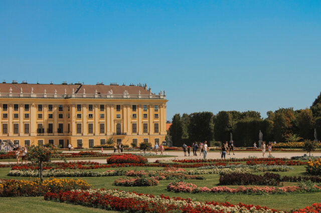 Schloss Schönbrunn mit Blumen davor