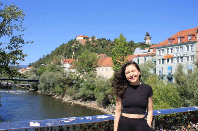 Jaimy Reisinger steht in Graz vor dem Uhrturm