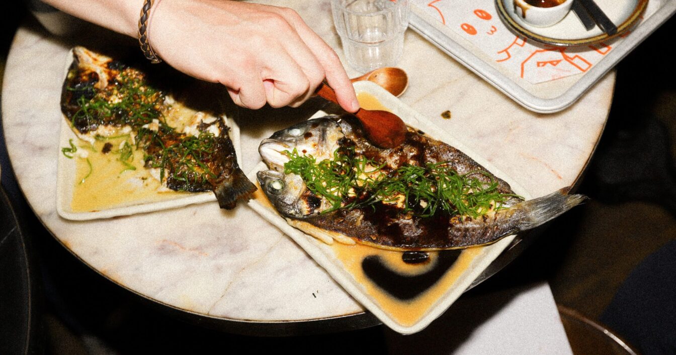 japanische Gerichte stehen auf einem Tisch im Restaurant Kikko Ba in Wien