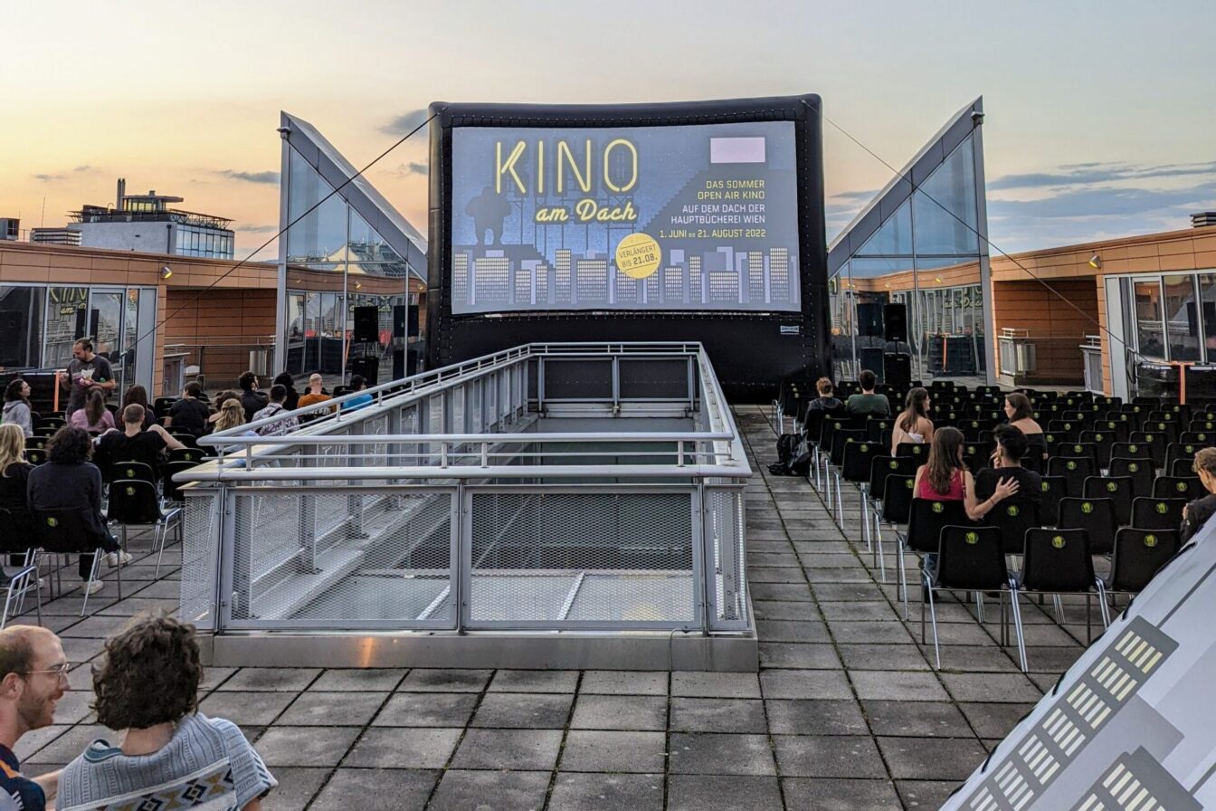 Sonnenuntergang in Wien: Kino am Dach neben dem Lokal Oben in Wien, 1070