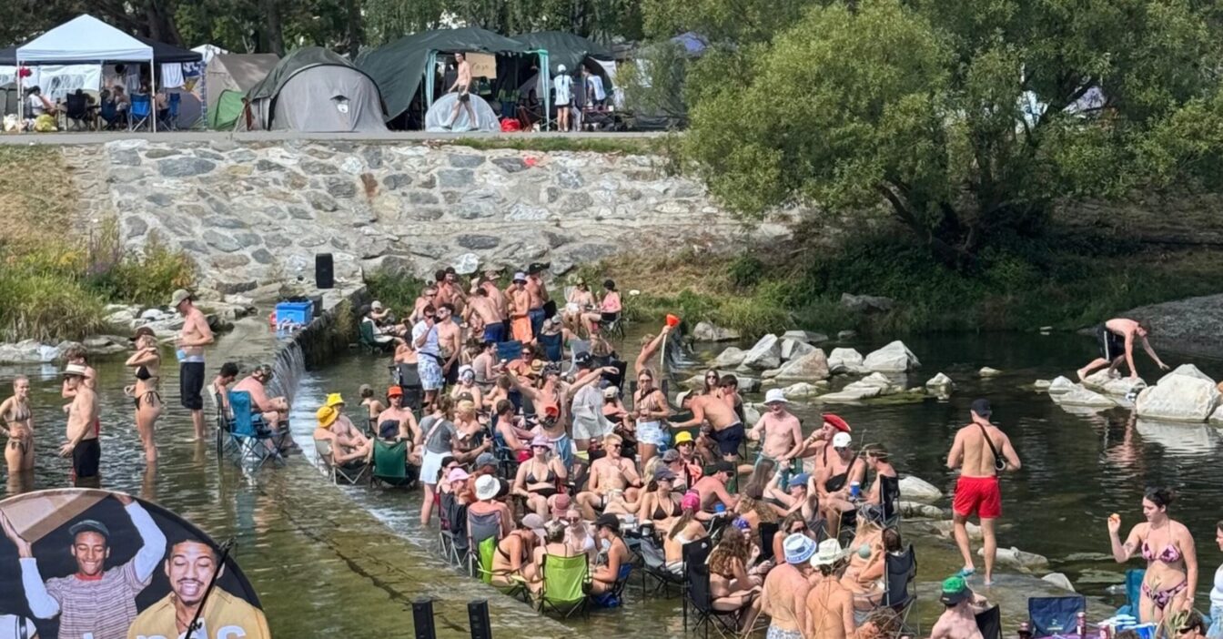 Frequency Besucher*innen in der Traisen mit Stühlen und Bier in der Hand