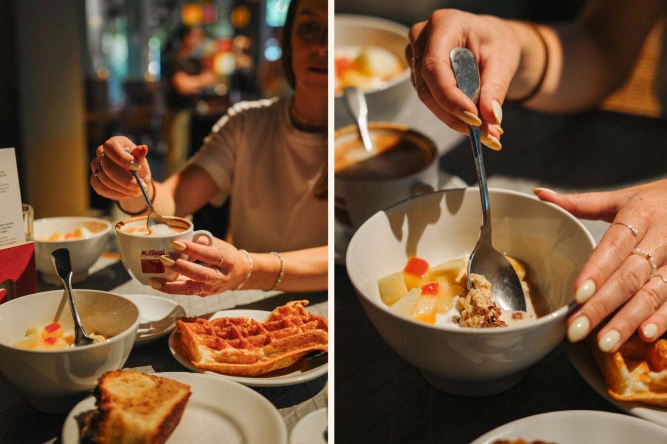 Im 25hours Hotel Royal Bavarian in München gibt es im NENI Restaurant ein üppiges Frühstück mit Waffeln, Müsli und Kaffee.