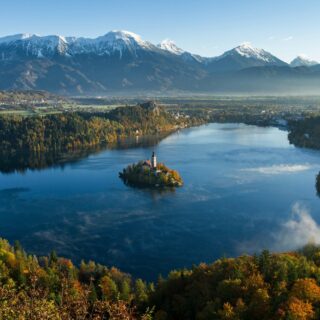 Slowenien See mit Burg auf Insel in der Mitte (c) Neven Krcmarek | Unsplash