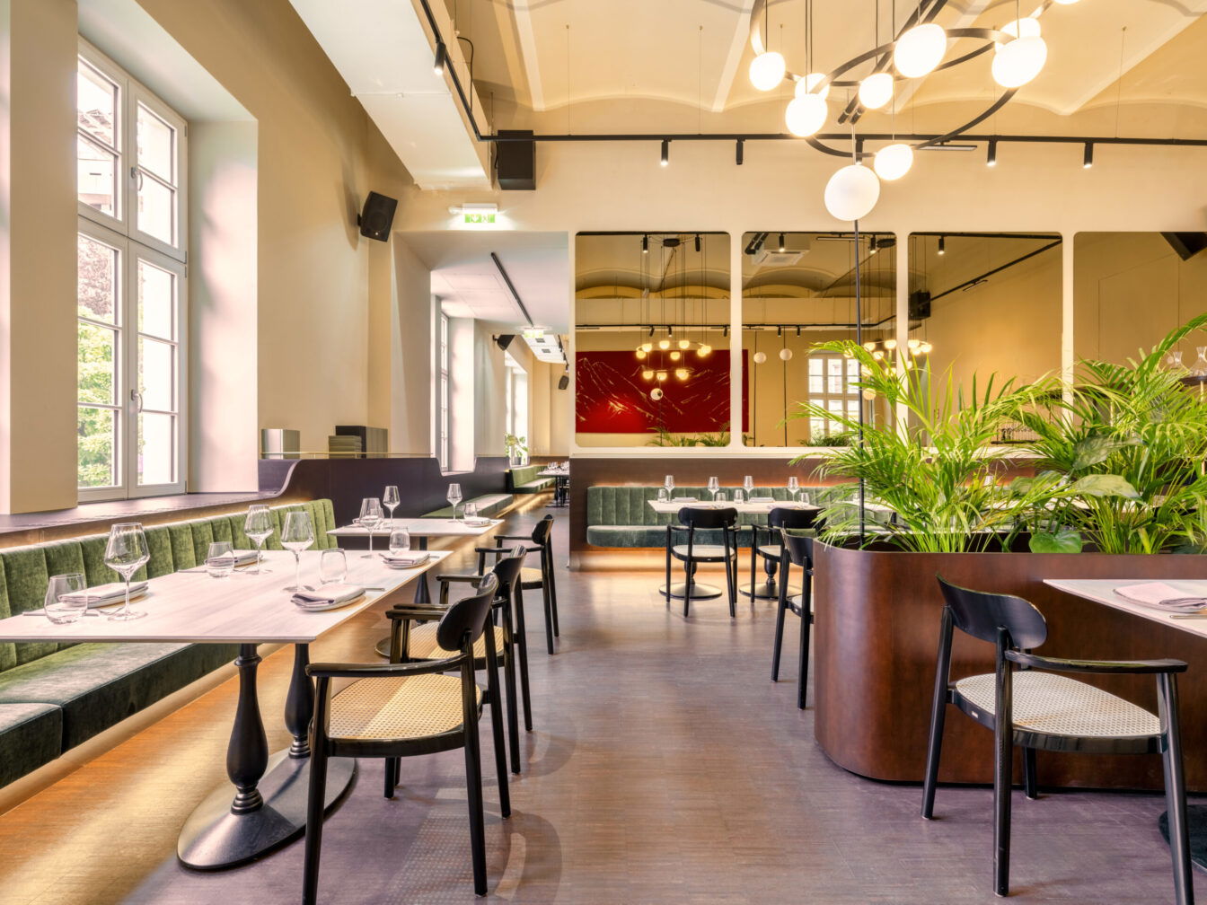 Der Salon Ost des Restaurants von sophie7. Das Restaurant und die Bar verfügen über eine direkte Verbindung zu den Eventsälen, Meetingräumen und Büros.