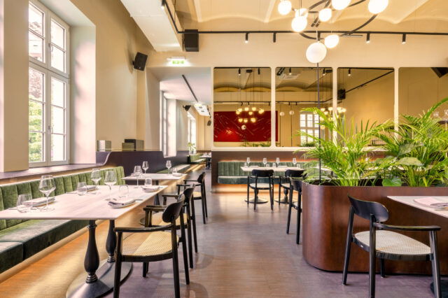 Der Salon Ost des Restaurants von sophie7. Das Restaurant und die Bar verfügen über eine direkte Verbindung zu den Eventsälen, Meetingräumen und Büros.