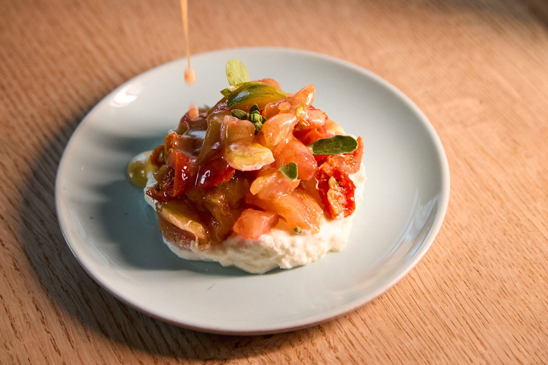 Im Mittelpunkt des Restaurants von sophie7 stehen saisonale vegetarische und vegane Gerichte, während ausgewählte Fisch- und Fleischgerichte das Angebot abrunden.