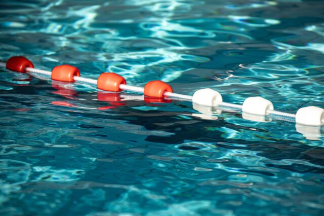 Schönbrunner Bad bleibt 2027 geschlossen: Symbolbild eines Wasserbeckens mit rot-weißen Poolbojen