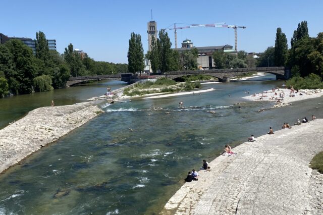 In München kann man an der Isar in der Stadt schwimmen gehen.