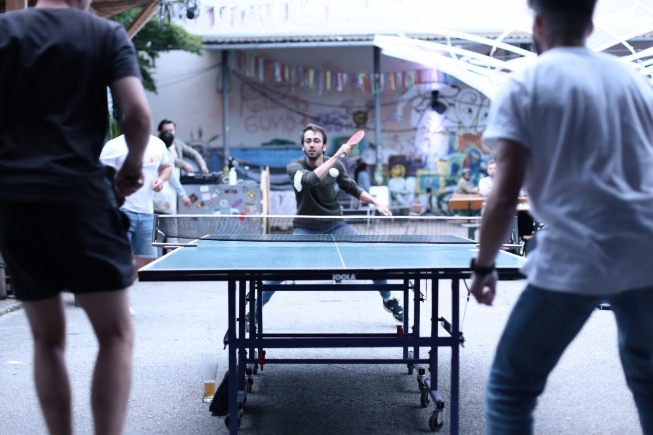 Beim TurnTableTennis in München wird Tischtennis gespielt und eigene Musik aufgelegt.