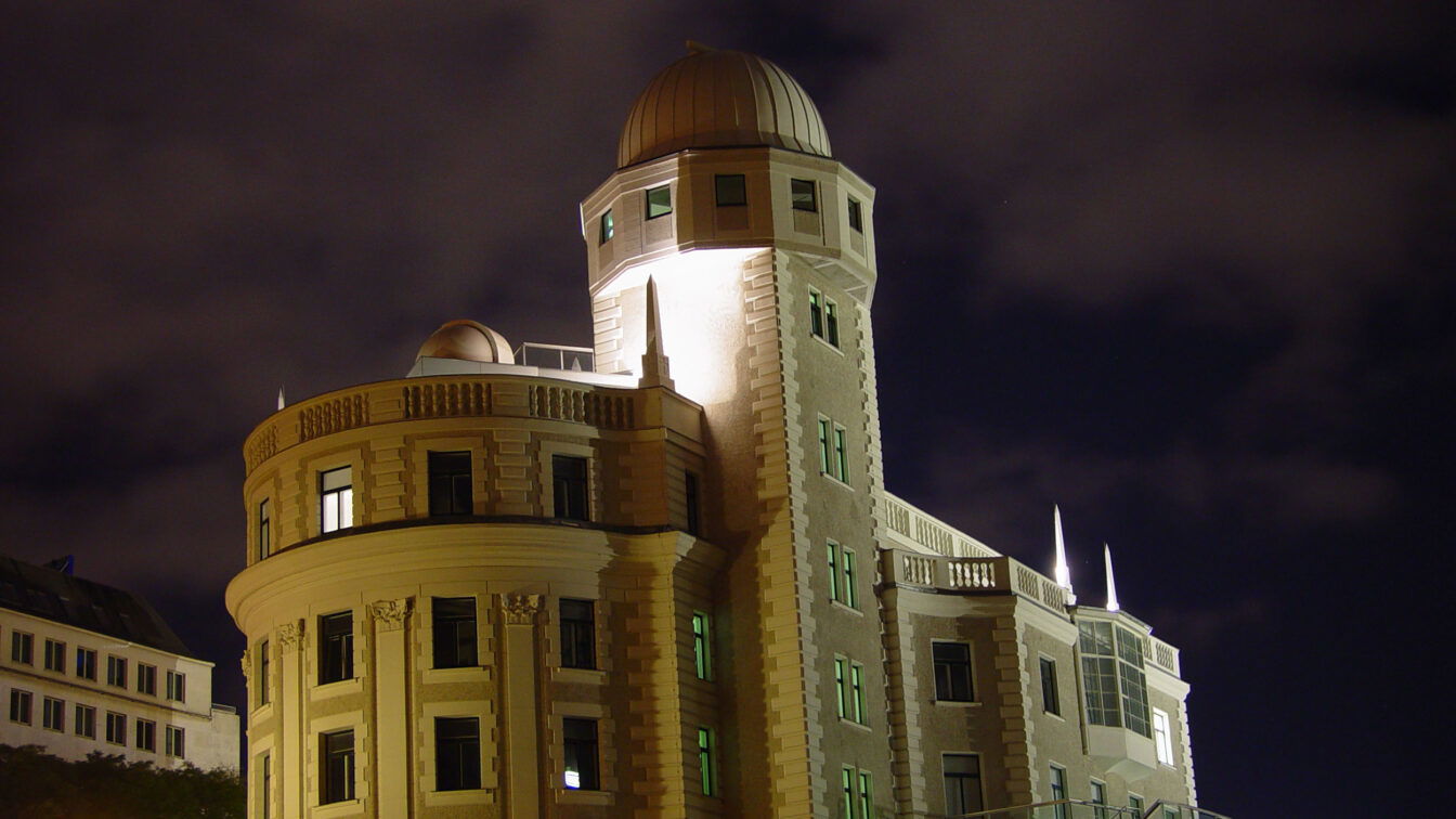 Urania Sternwarte bei Nacht, 1010 Wien