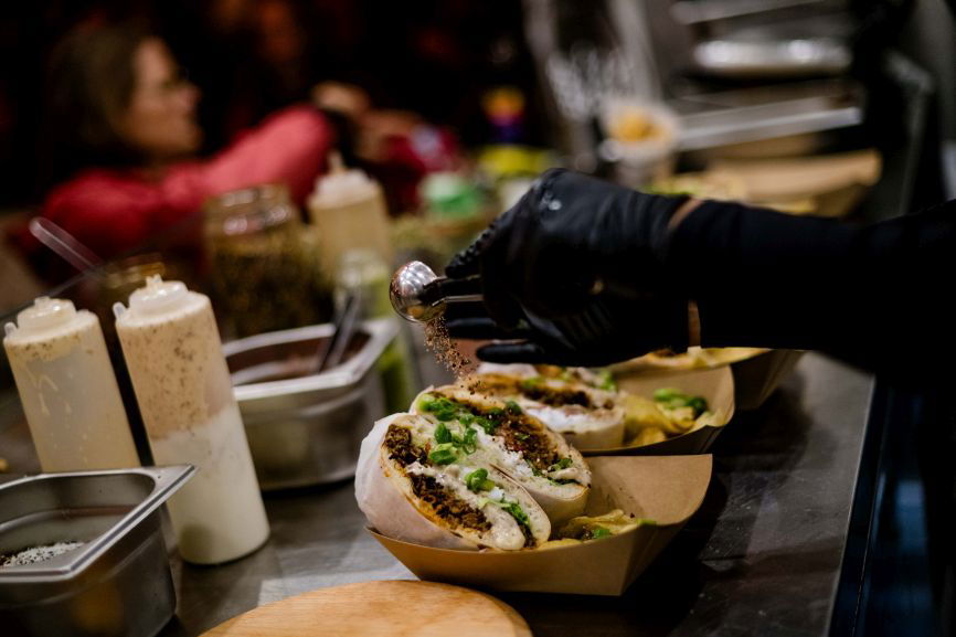 Bei Vegan Beats in München im Bahnwärter Thiel gibt es vegane Food-Highlights zum Kosten.
