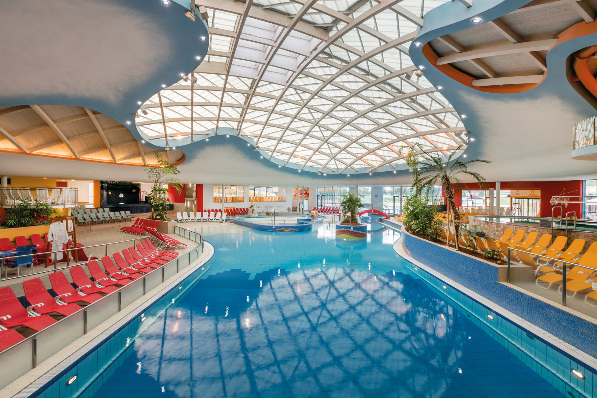 Innenpool im H2O Hotel-Therme-Resort 