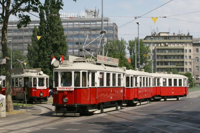 eine Oldtimer-Tramway ist am Wiener Ring unterwegs